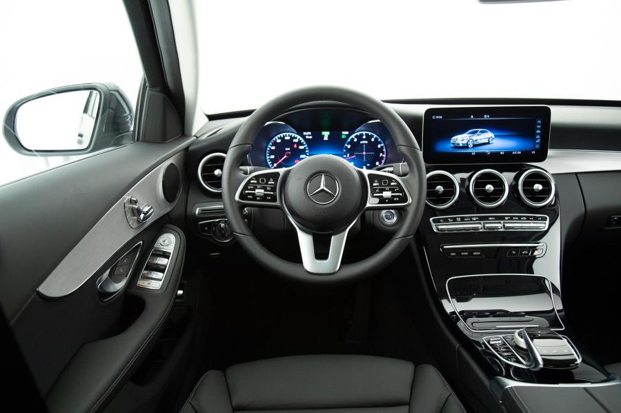 Панель приборов Mercedes-Benz C200 EQ Boost (W205) 2018 года  (LA) (фото 3 из 11)